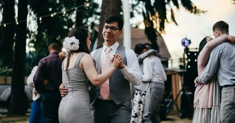 10 Stylish Wedding Guest Outfit Trends for 2025